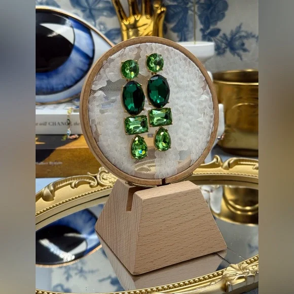 🆕 OSCAR DE LA RENTA 🧿 NWOT Goldtone & Green Crystal Geometric Drop Earring - Picture 10 of 16